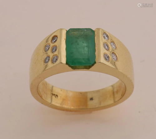 Yellow gold ring, 750/000, with emerald and diamond.