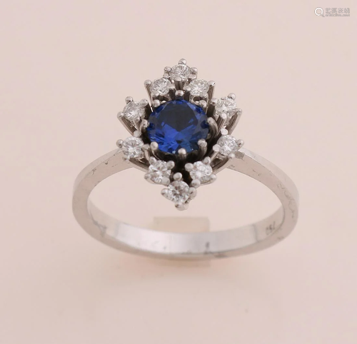 White gold ring, 750/000, with sapphire and diamond.