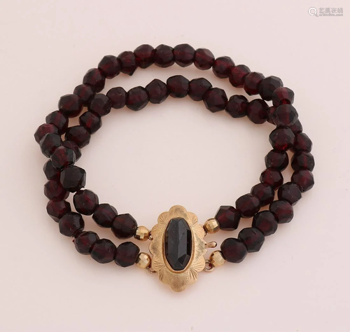 Bracelet of 2 rows of faceted garnets, Ã¸ 7mm, attached