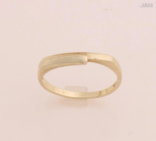 Tight yellow gold ring, 585/000, with straight top.