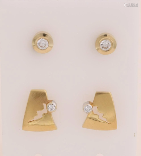 Two pairs of gold studs, 585/000, round studs with