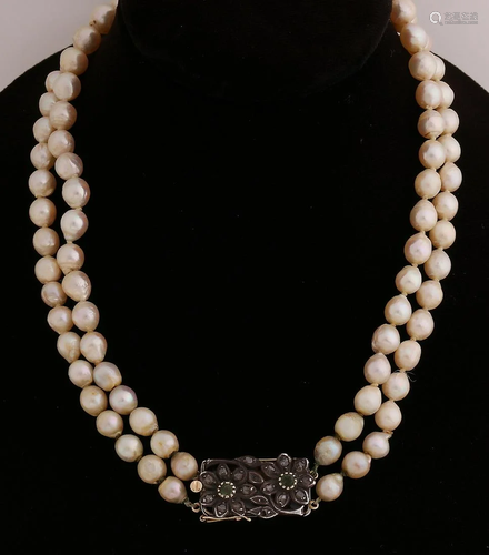 Necklace of pearls with yellow gold clasp, 750/000,