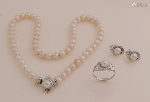 Necklace of cultured pearls, Ã¸ 6.5mm, attached to a