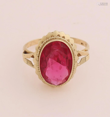 Yellow gold ring, 585/000, with red stone. Ring with an