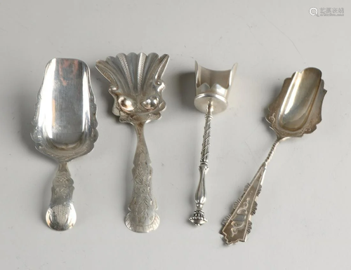 Lot with 4 silver sugar scoops, 833/000, a spoon with a