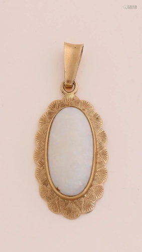 Yellow gold pendant, 585/000, with white opal. Oval