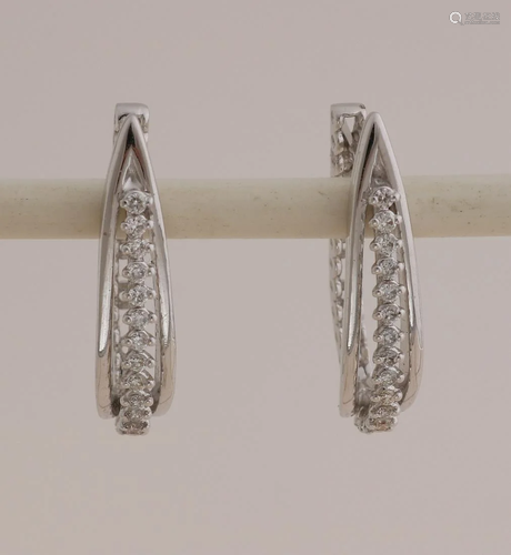 White gold earrings, 750/000, with diamond. Oval