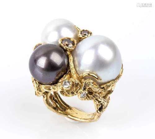 Gold, pearls and diamonds ring18k white gold, in the shape o...