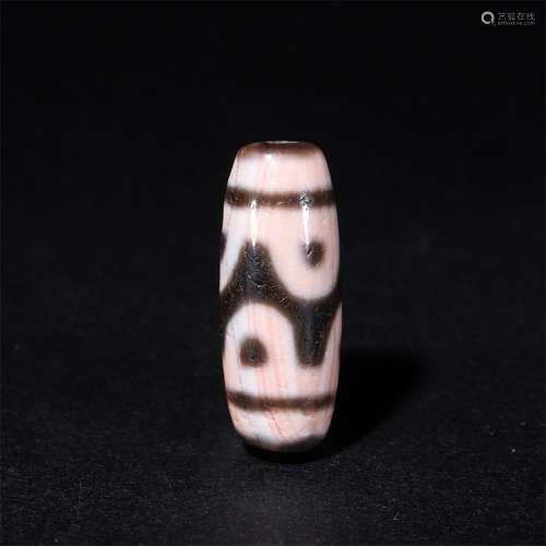 An agate dzi bead