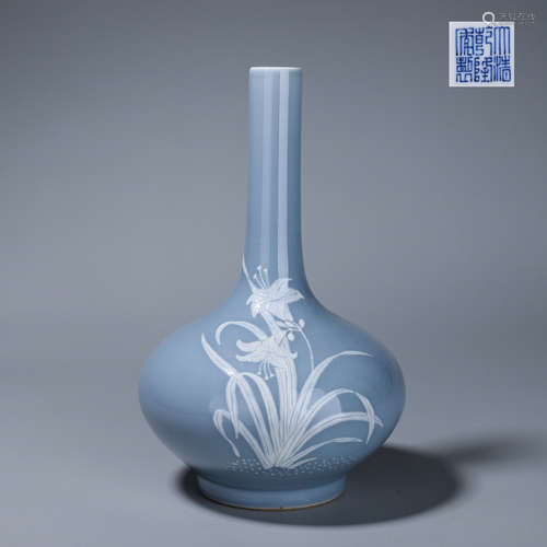 A blue glazed white flower porcelain vase