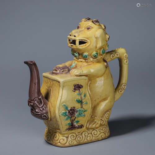 A tri-colored porcelain lion teapot