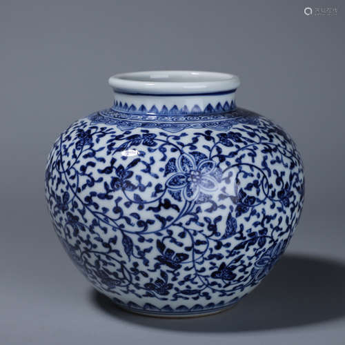 A blue and white interlocking flower porcelain jar