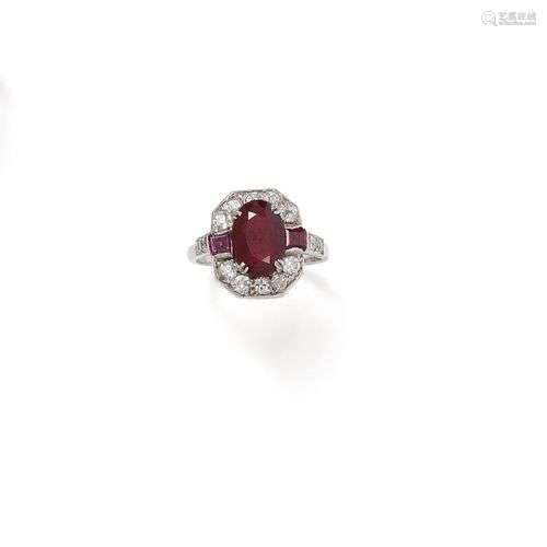 Bague en or gris 18K (750/1000) centrée d'un rubis taille ov...