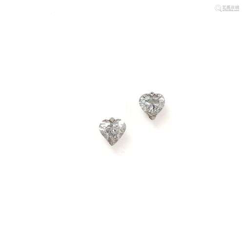 Paire de puce d'oreilles en or gris 18K (750/1000) orné d'un...