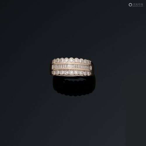 Bague bandeau en or gris 18K (750/1000) centrée d'une ligne ...