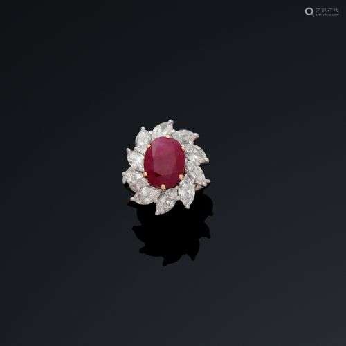 Bague en or gris 18K (750/1000) ornée d'un rubis ovale natur...