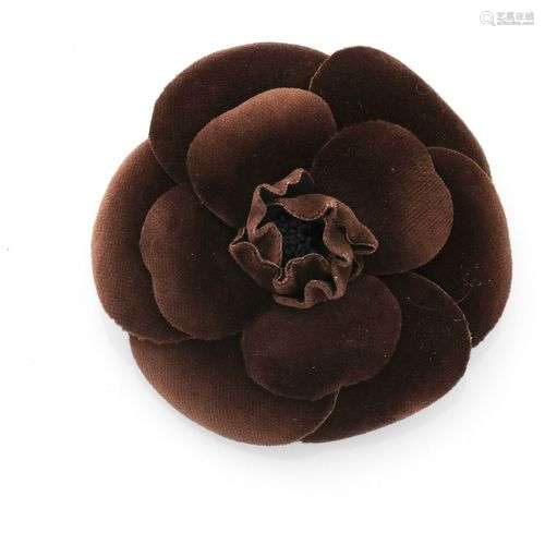 CHANEL: broche camélia en velours marron, signé sur plaque a...