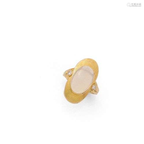 Bague en or jaune 18K (750/1000) centrée d'une pierre de lun...