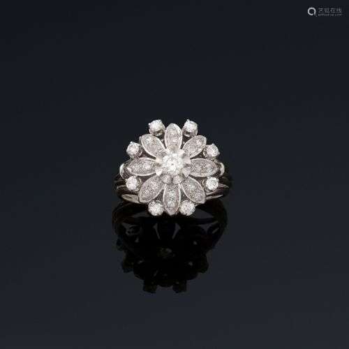 Bague marguerite en or gris 18K (750/1000) et platine (850/1...