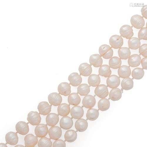 Sautoir composé 150 perles de cultures strillées. Long. : 89...