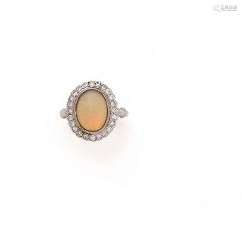 Bague en or gris 18K (750/1000) ornée d'une opale en serti c...