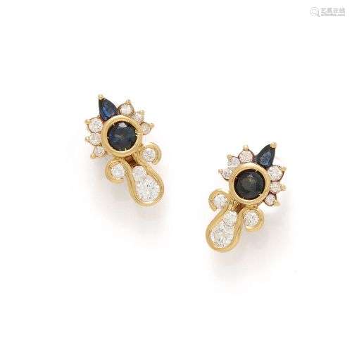 Paire de clip d'oreilles en or jaune 18K (750/1000) ornée d'...