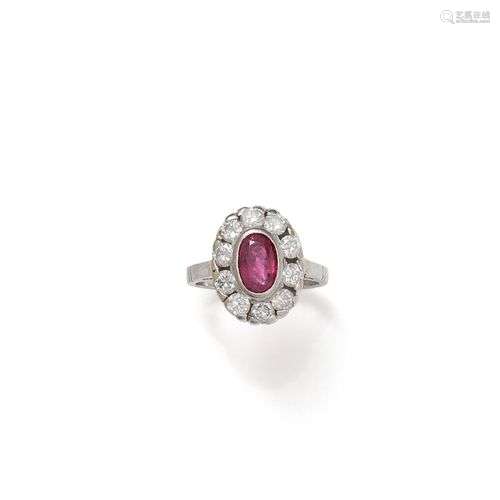 Bague en or gris 14K (585/1000) ornée d'un rubis ovale en se...