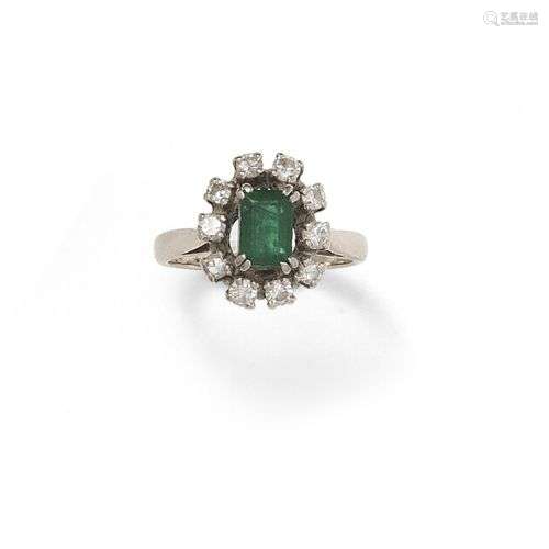 Bague en or gris 18K (750/1000) ornée d'une émeraude rectang...