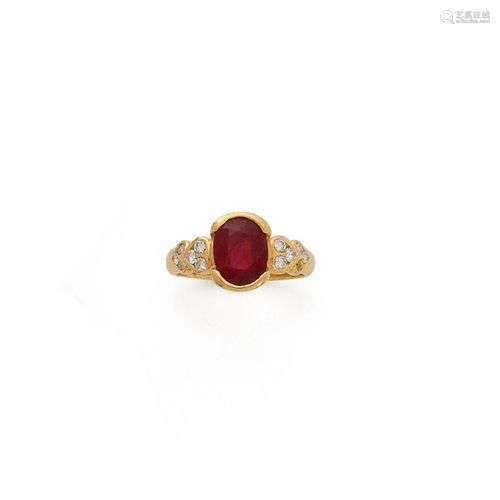 Bague en or jaune 18K (750/1000) centrée d'un rubis ovale en...