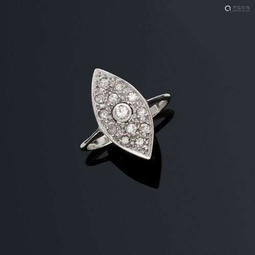 Bague marquise en gris 18K (750/1000) centrée d'un diamant t...