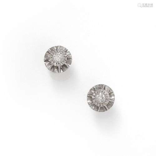 Paire de puces d'oreilles en or gris 18K (750/1000) ornée ch...