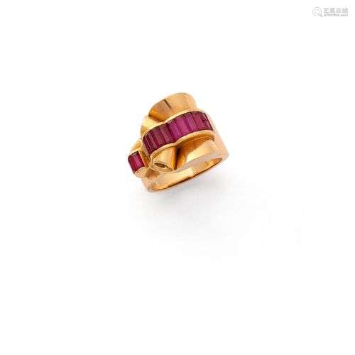 Bague tank en or jaune 18K (750/1000) à décor d'enroulements...