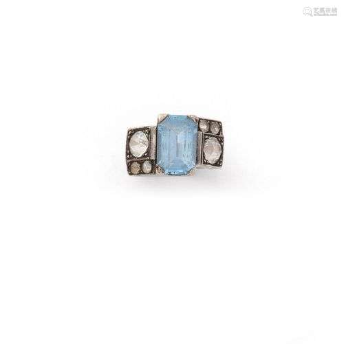 Bague asymétrique en argent (800/1000) ornée d'une pierre bl...