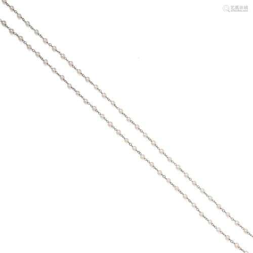 Sautoir en or gris 18K (750/1000) composé de 131 perles. Lon...