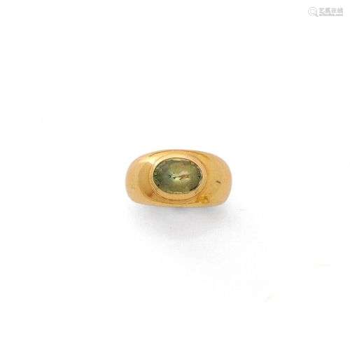 Bague jonc en or jaune 18K (750/1000) surmontée d'un péridot...