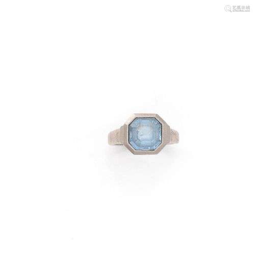 Bague en argent (800/1000) ornée d'une pierre bleue carrée à...