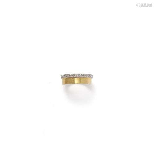 Bague en or jaune 18K (750/1000), un bord surmonté de deux l...