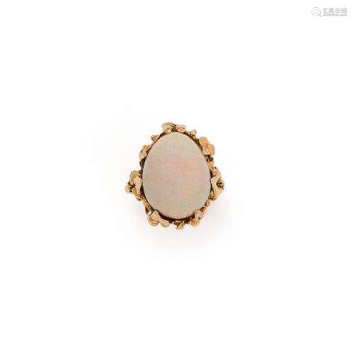 Bague en or jaune 18K (750/1000) ornée d'une opale cabochon,...