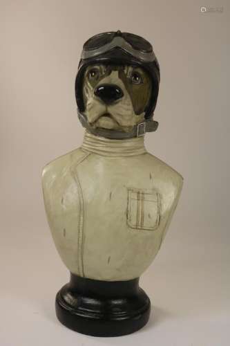 Sculptuur van hond met helm