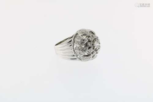 Platina koepelvormige ring met diamanten