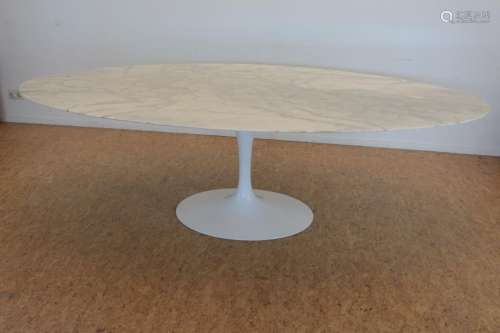 Design tafel met marmeren blad