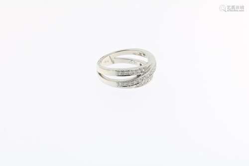 Witgouden cross-over ring met diamant