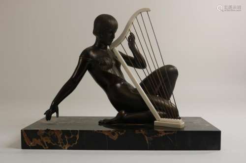 Art Deco sculptuur van jonge vrouw