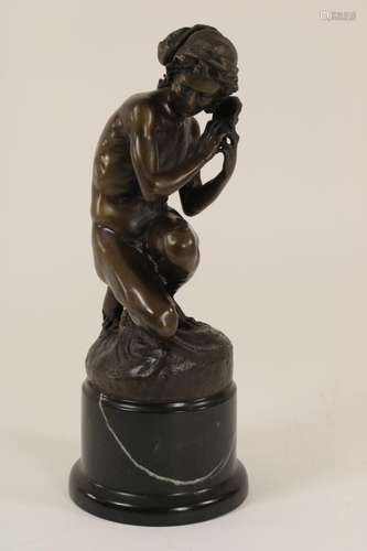 Bronzen sculptuur van jongen met schelp