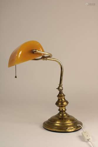 Messing bureaulamp met okergele kap