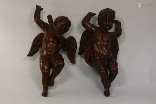 Stel eiken sculpturen van putto