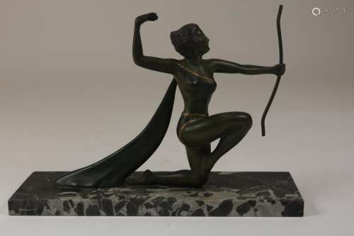 Art Deco sculptuur van vrouw met boog