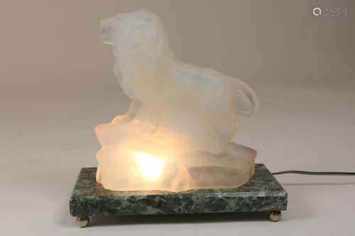 Glassculptuur van een iriserend leeuw