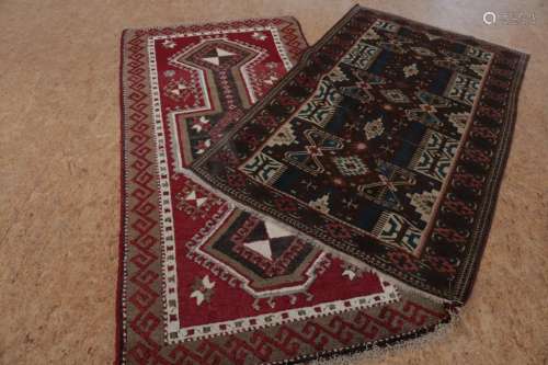Lot van 2 tapijten, Kazak 183 x 105 cm.