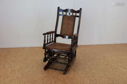 Gebeitst houten schommelstoel met bruin